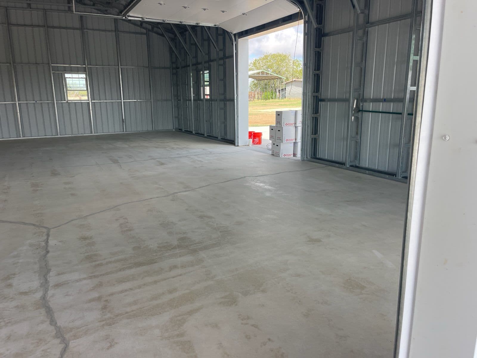 Gallery photos for Transforming Garages with Stylish Flake Epoxy Flooring: Image #1